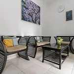 Reddoorz Plus Near Trisakti University